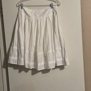 Share Adorable, white, cotton, pleated, above knee skirt. Size M